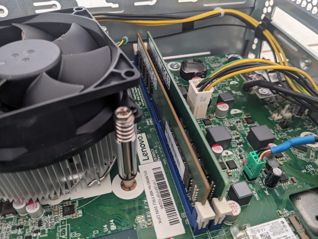 Dual 16 GB DIMMs installed in Lenovo 510s, side view showing latches and clearance